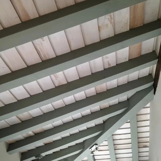 Mirando hacia el techo de un edificio con vigas de madera