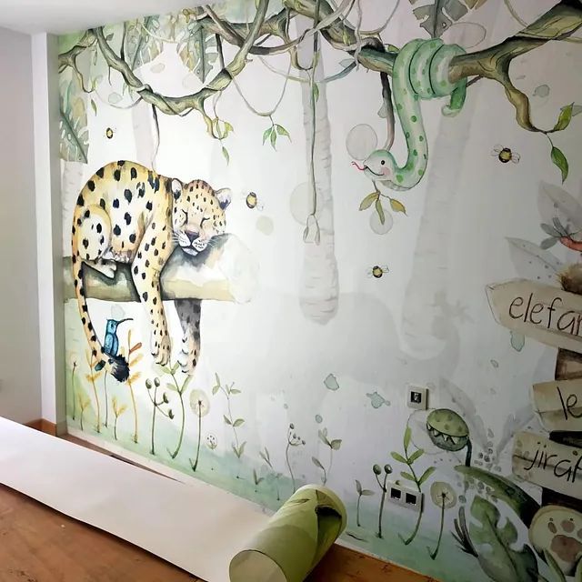 Una pintura de un leopardo sentado en la rama de un árbol