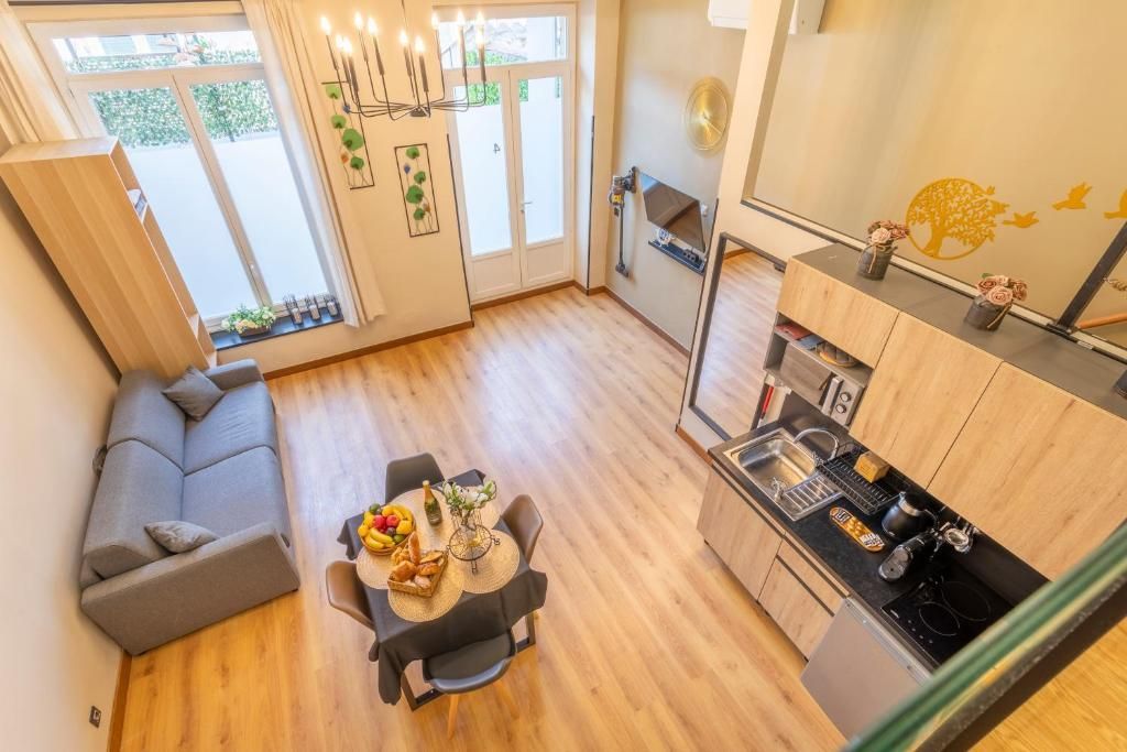 Une raquette de tennis et une balle sont sur un court de tennis.