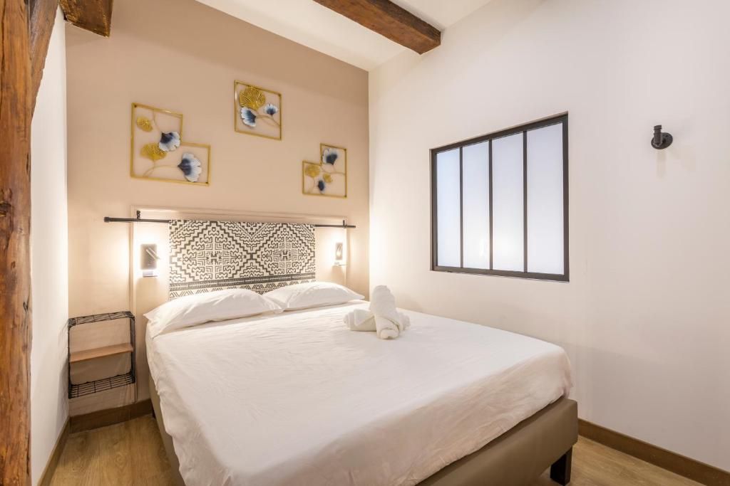 Une chambre avec un grand lit et une fenêtre.