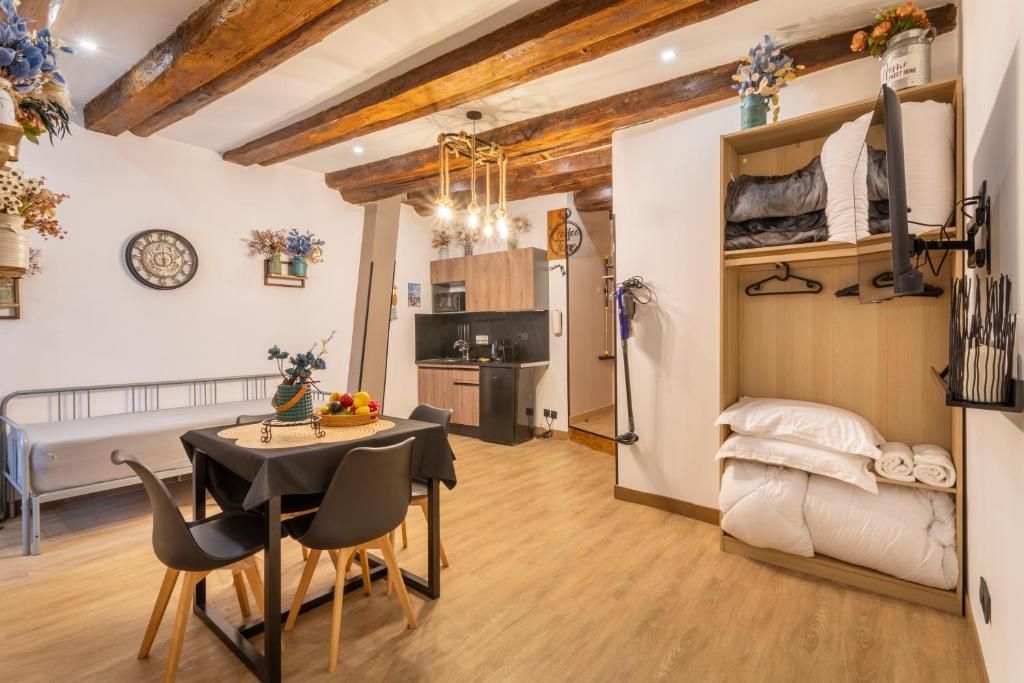 Un salon avec une table, des chaises et un lit.