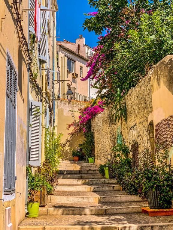 Une ruelle étroite avec des escaliers menant à un bâtiment.