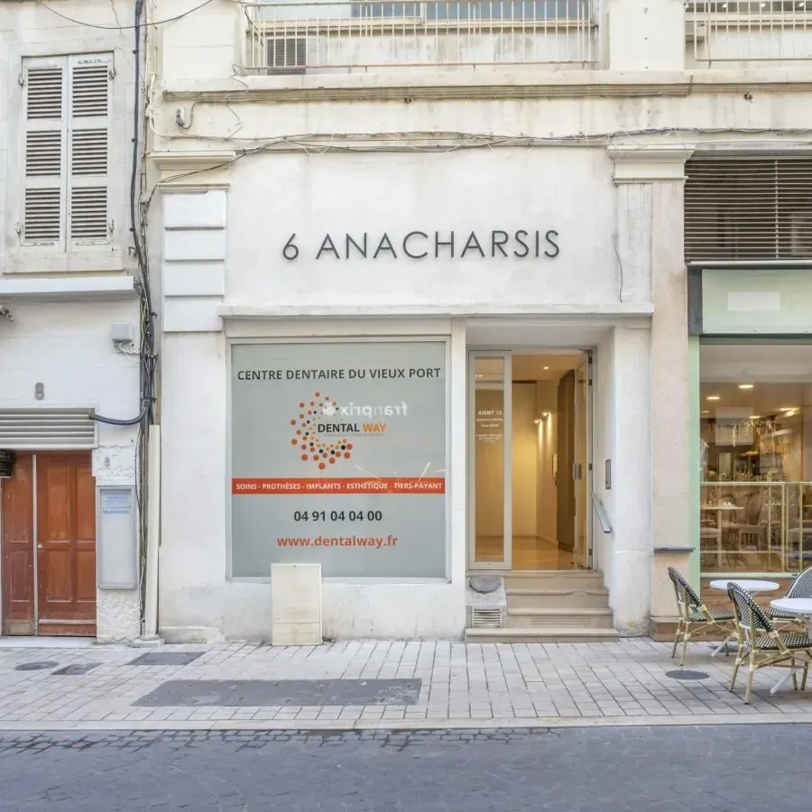 Une chambre d'hôtel avec un lit, des serviettes et des fleurs dessus.