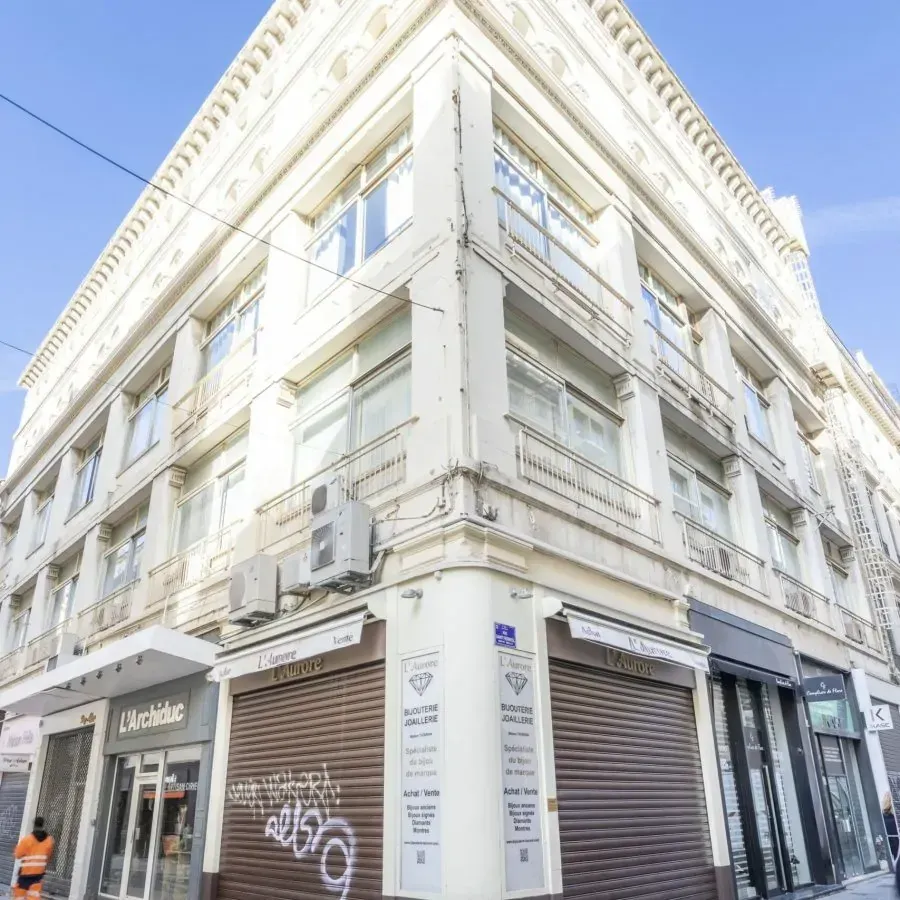 Une porte avec une carte du monde dessus