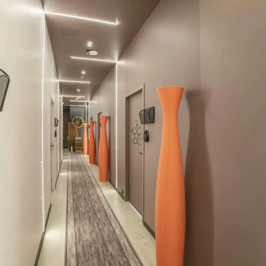 Une chambre avec un grand lit et une tête de lit en bois.