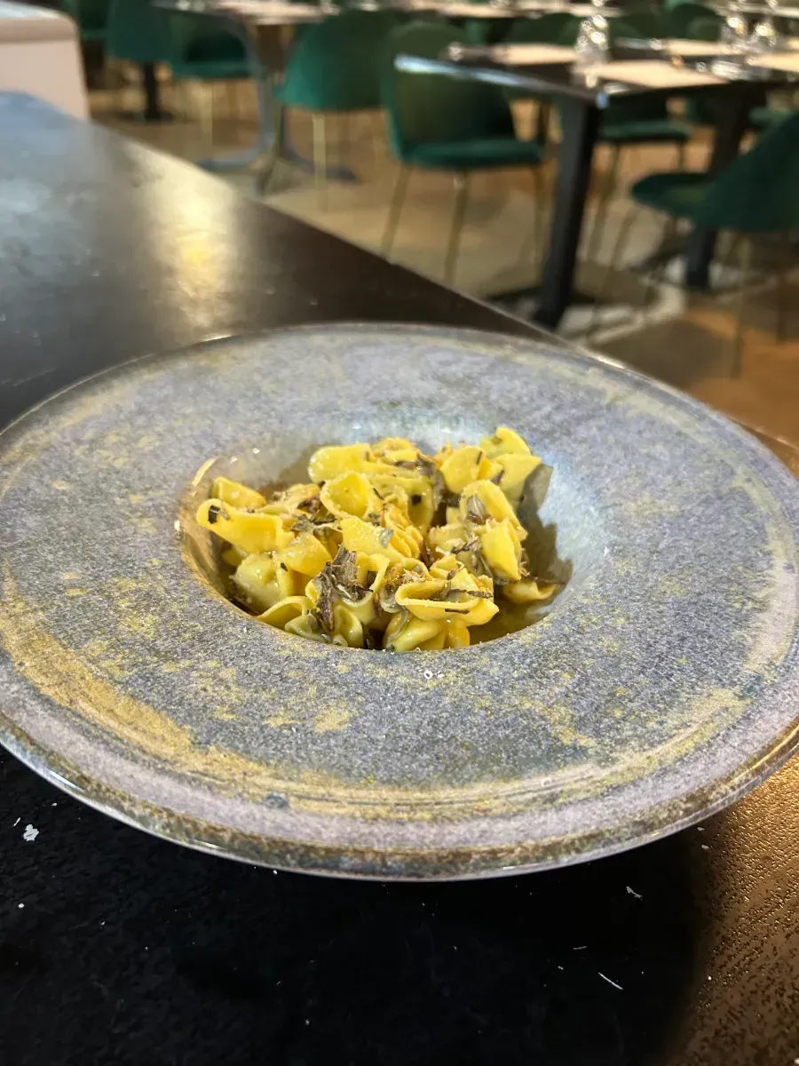 Un plato de comida está sobre una mesa en un restaurante.