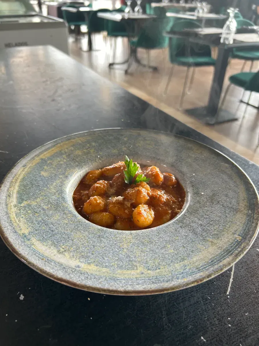 Un plato de comida está sobre una mesa en un restaurante.