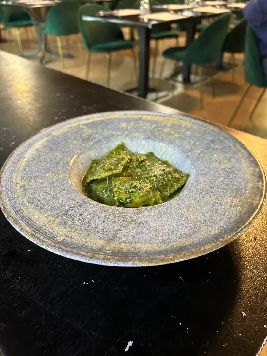 Un plato de comida está sobre una mesa en un restaurante.