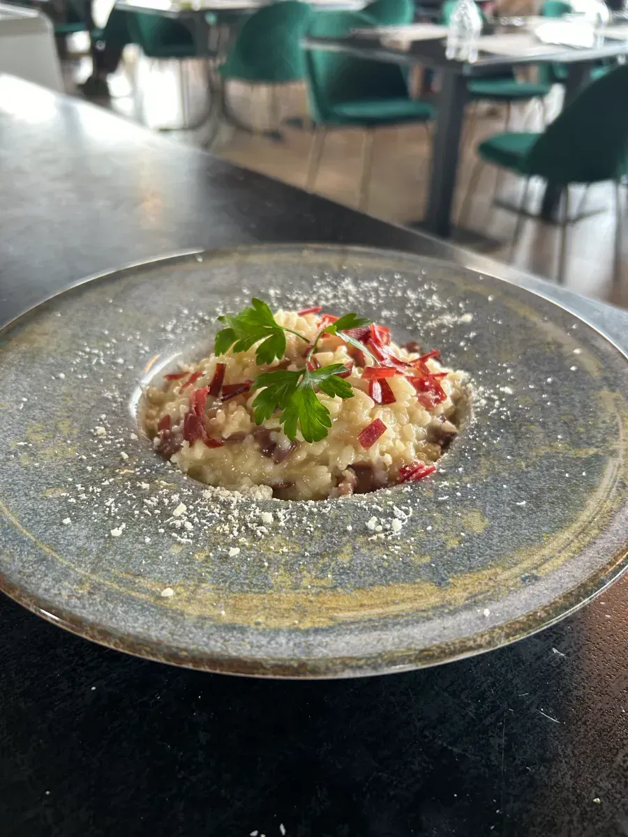 Un primer plano de un plato de comida sobre una mesa.