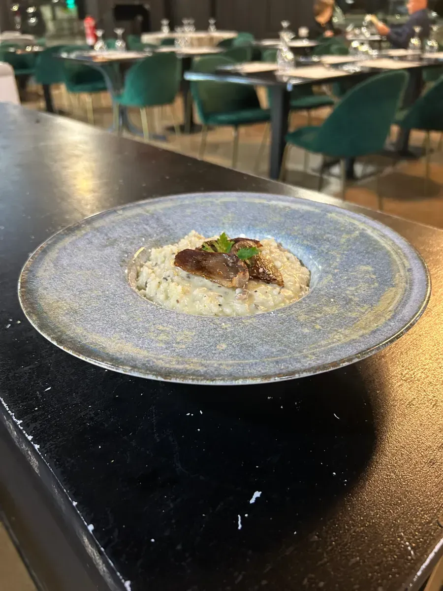 Un plato de comida está sobre una mesa en un restaurante.