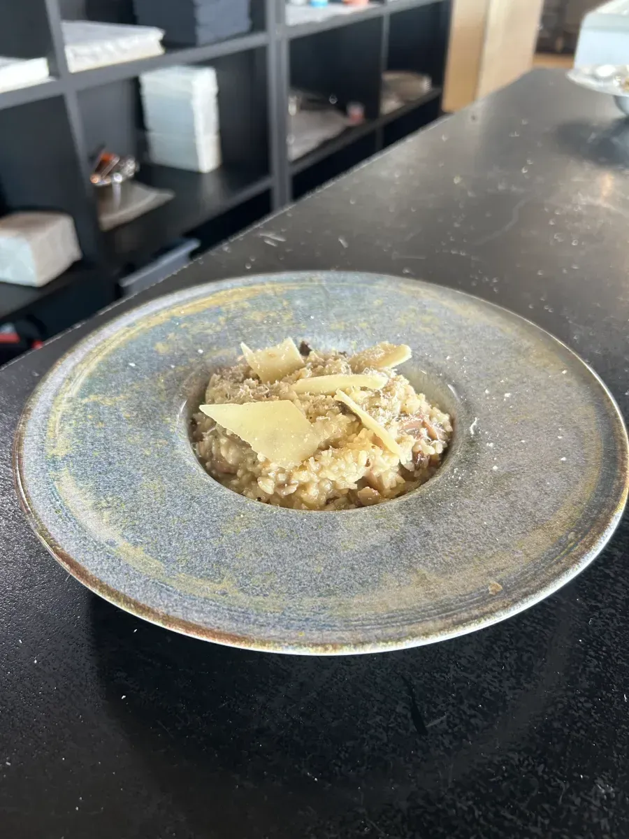 Un primer plano de un plato de comida sobre una mesa.