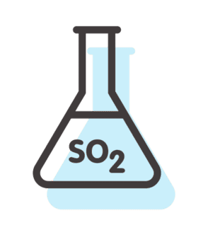 Matraz de laboratorio etiquetado como SO2 con líquido azul en su interior.