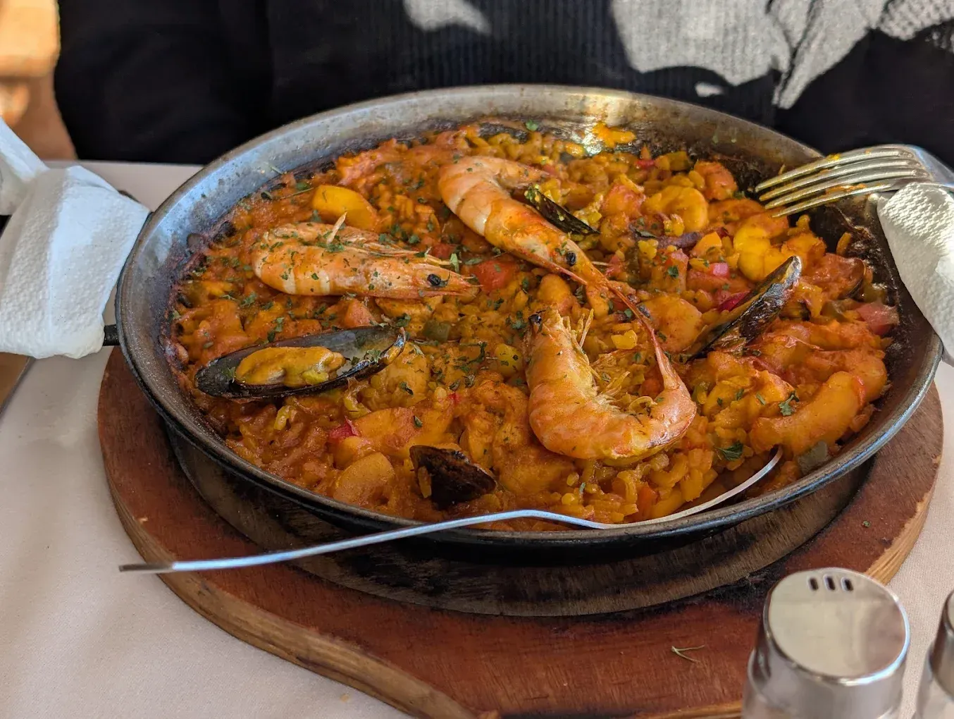 Filete rebanado con papas fritas y tomate, aderezado con sal.