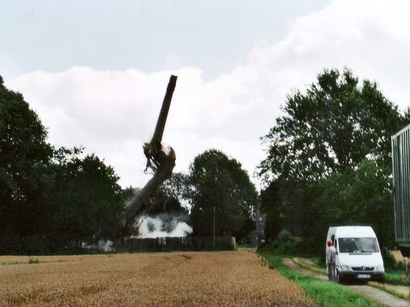 Sprengung eins Schornsteins