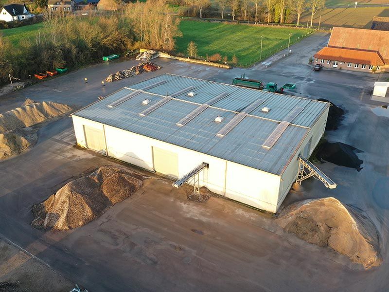 Eingehauste Brechanlage