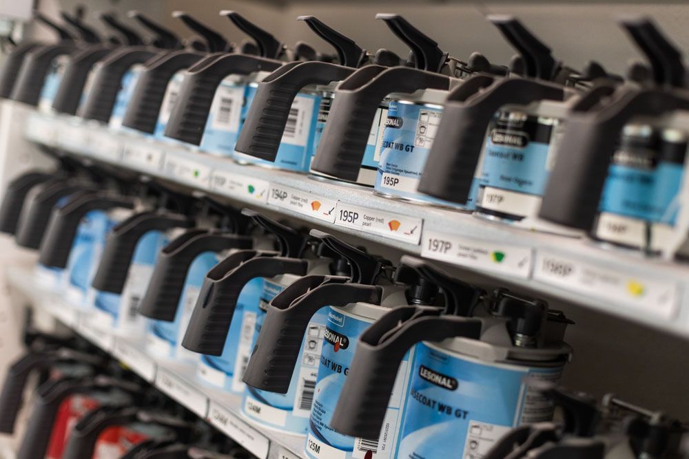 Reihen von blauen Elektrowerkzeugen in den Regalen eines Baumarkts