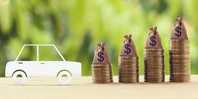 Ein weißes Auto neben einem Stapel Goldmünzen, darauf Geldsäcke, die Ersparnisse oder Investitionen symbolisieren.