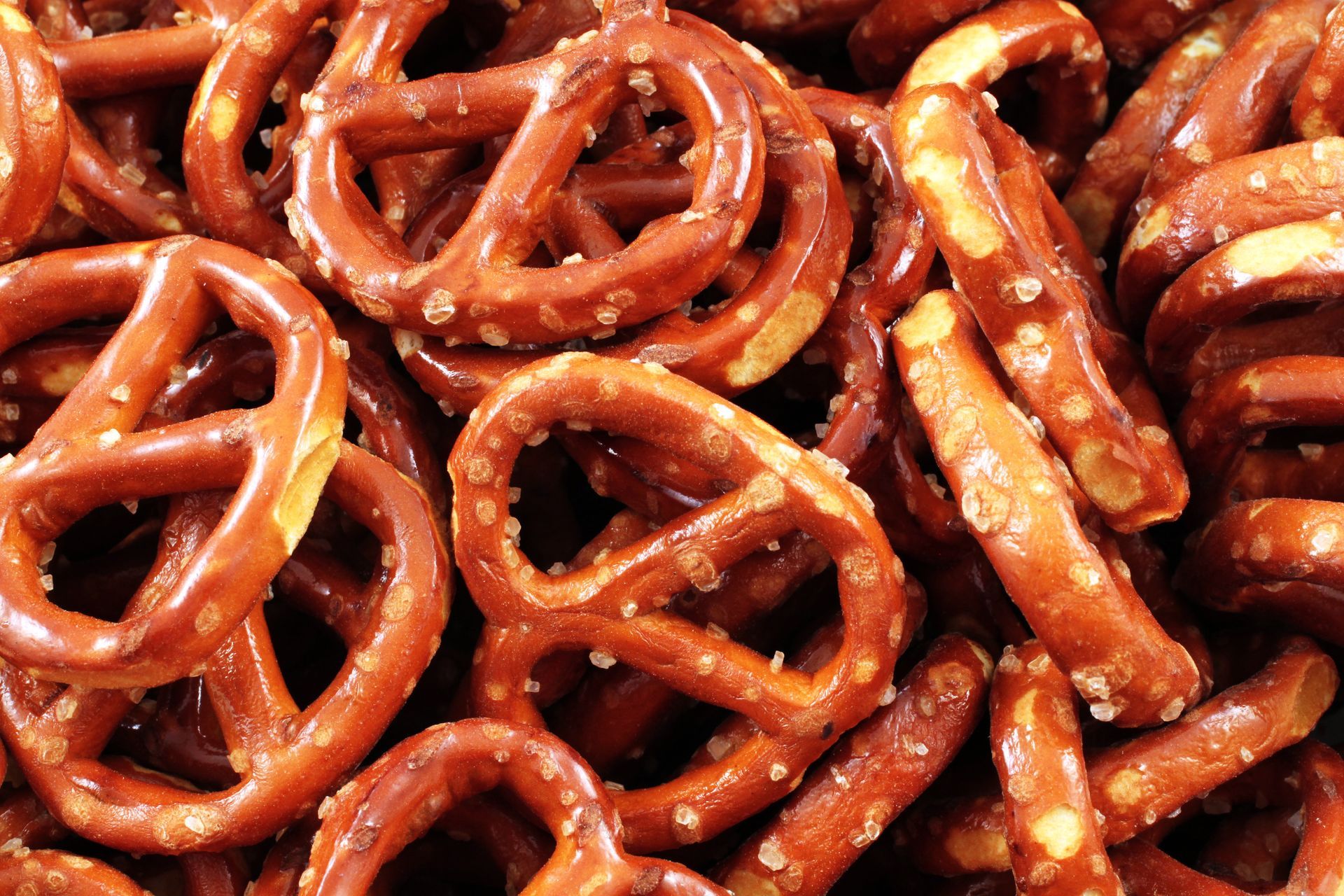 Ein Stapel Brezeln mit Sesamkörnern darauf