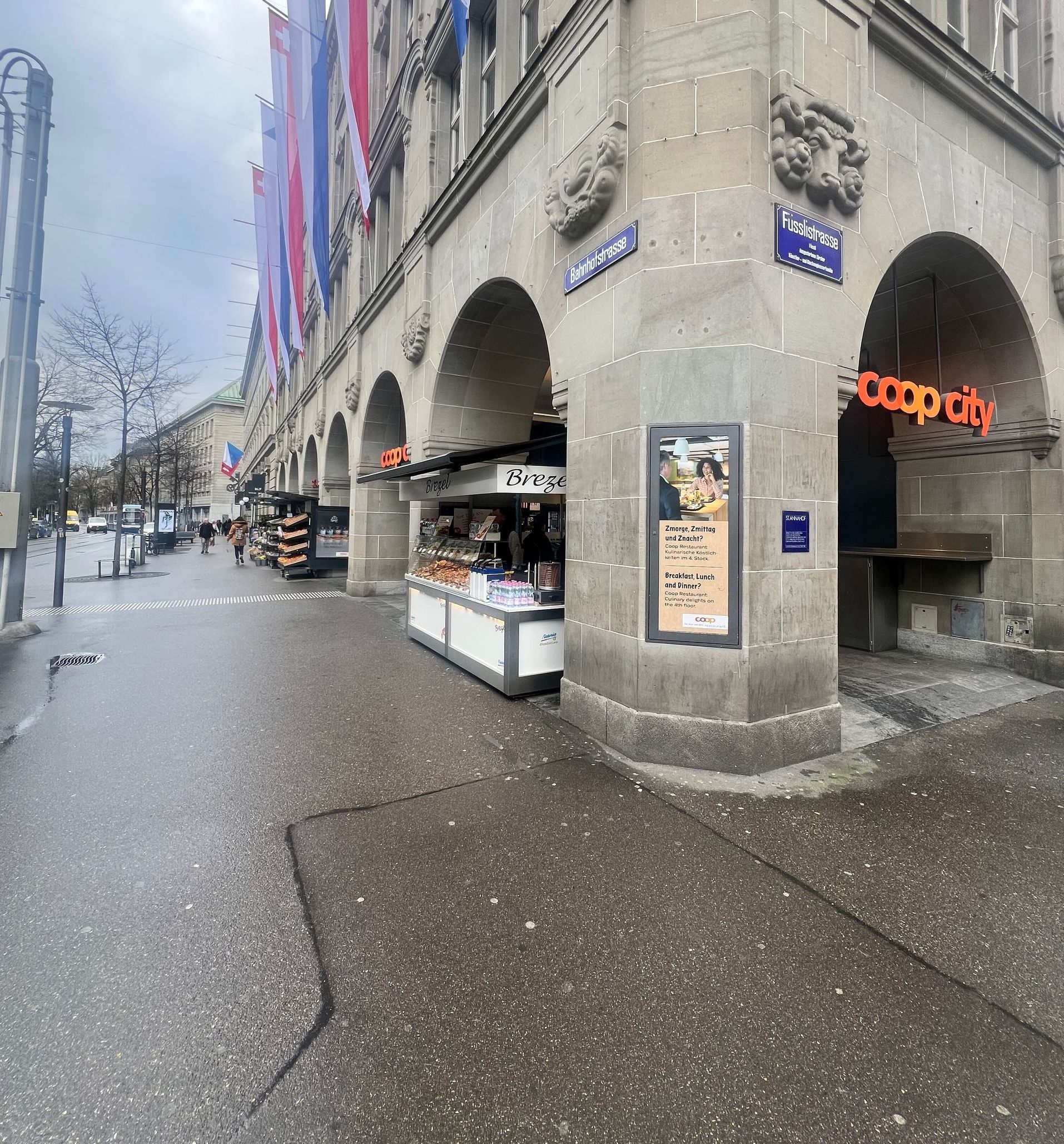 Eine Ecke eines Gebäudes mit einem Schild mit der Aufschrift Coop City