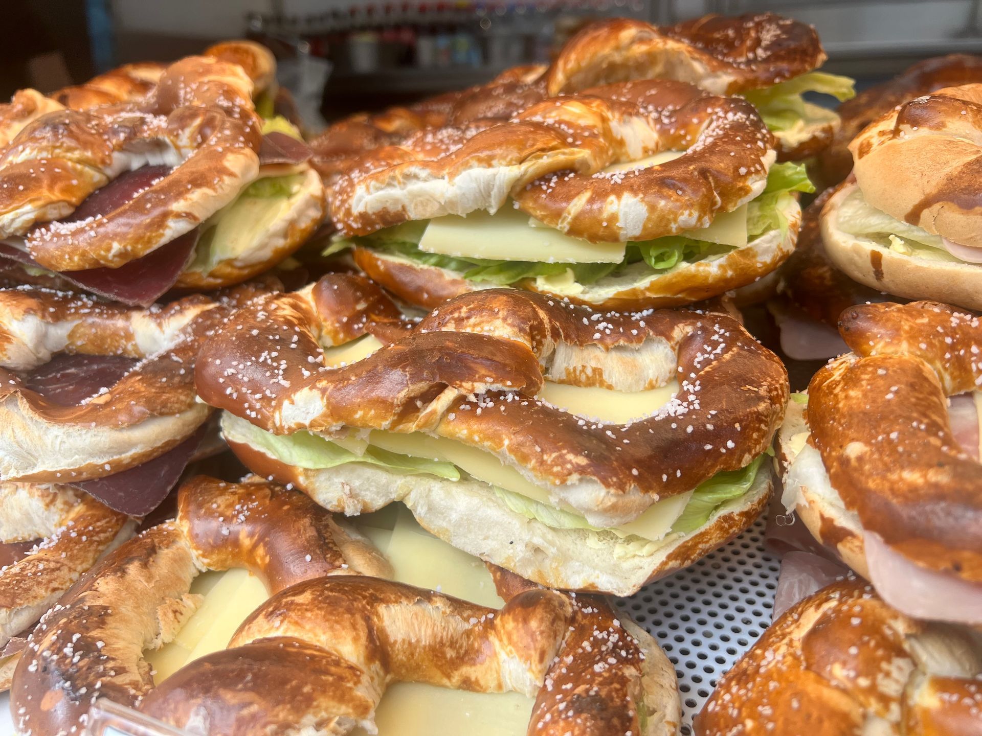 Ein Haufen Brezelsandwiches, die auf einem Tisch übereinander gestapelt sind.