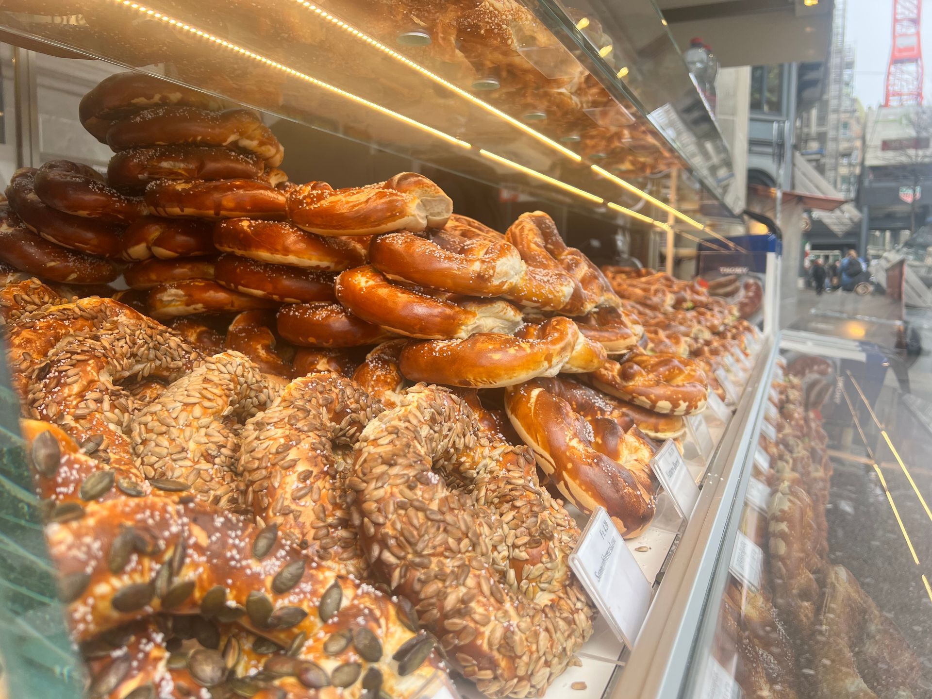 Eine mit Brezeln und anderem Gebäck gefüllte Vitrine in einer Bäckerei.