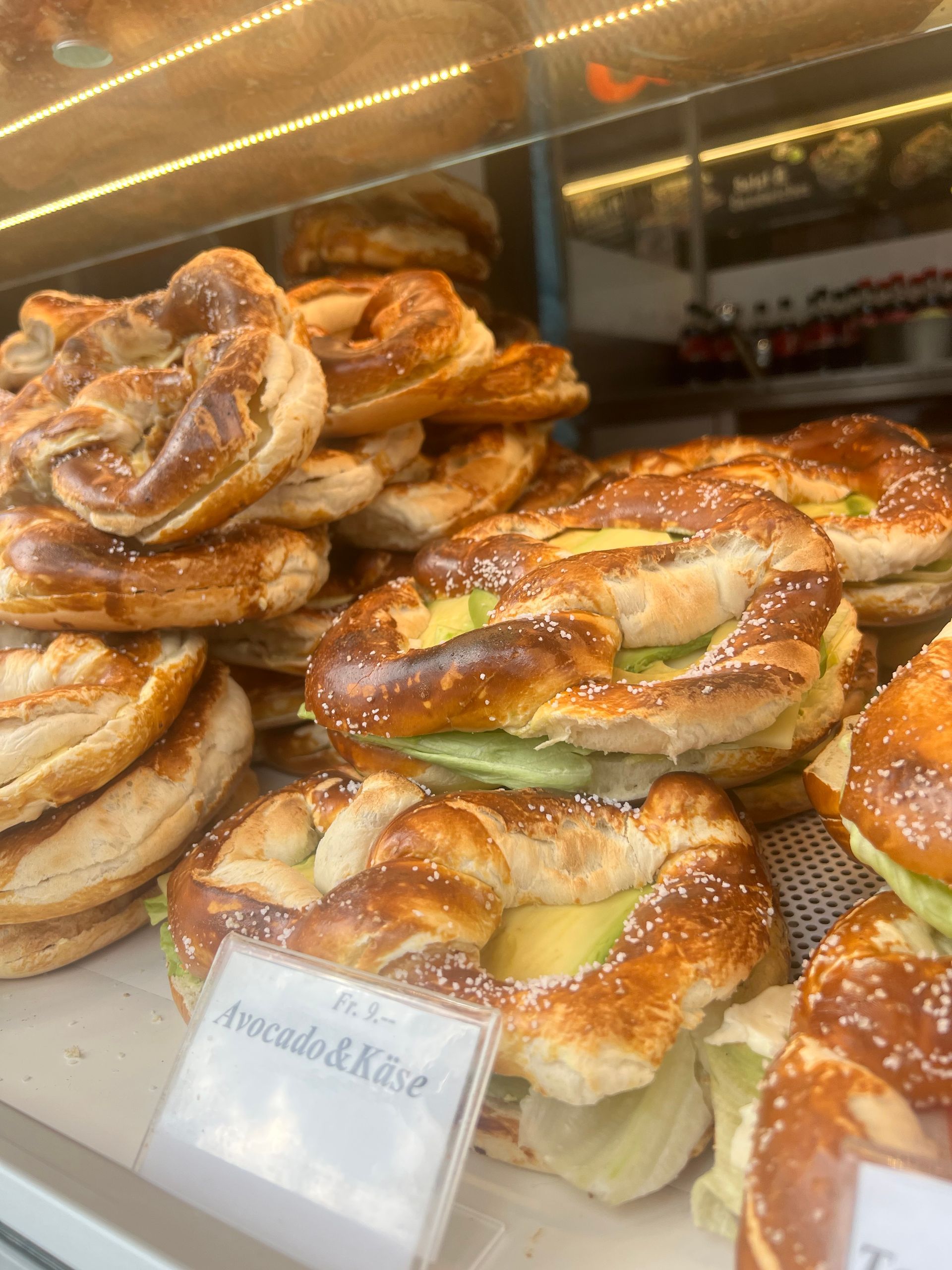 Eine Vitrine voller Brezeln und Sandwiches in einer Bäckerei.