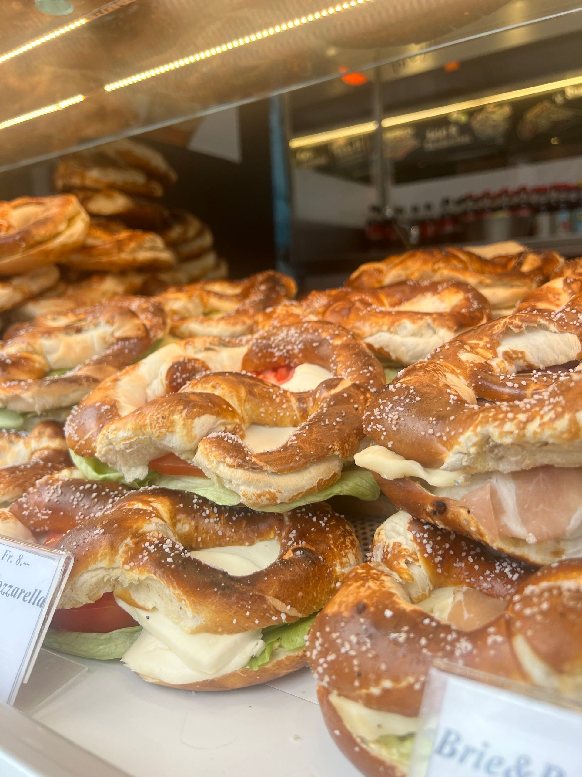 Eine Vitrine voller Brezeln und Sandwiches.