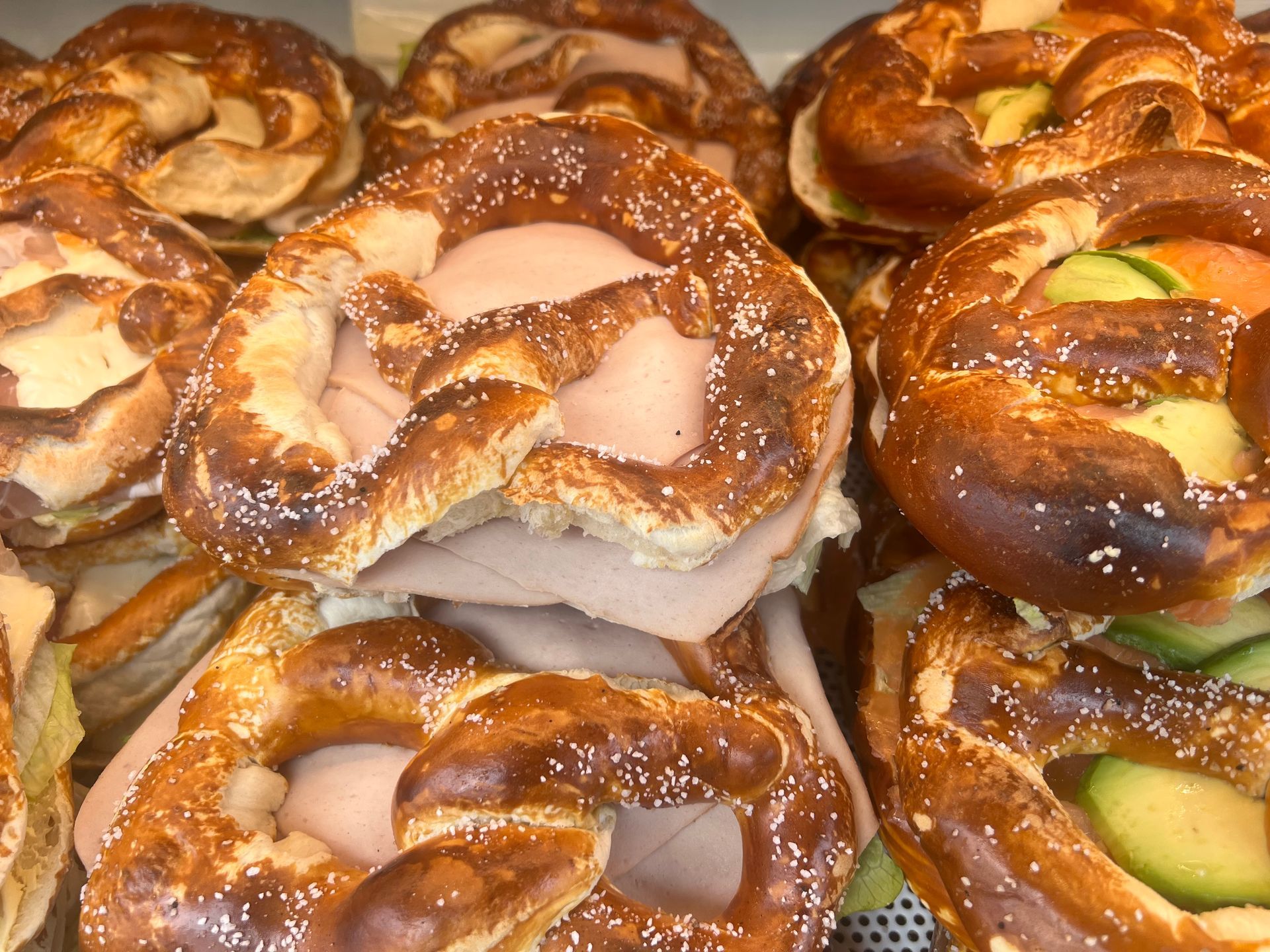 Ein Haufen Brezeln mit Fleisch und Gemüse darauf