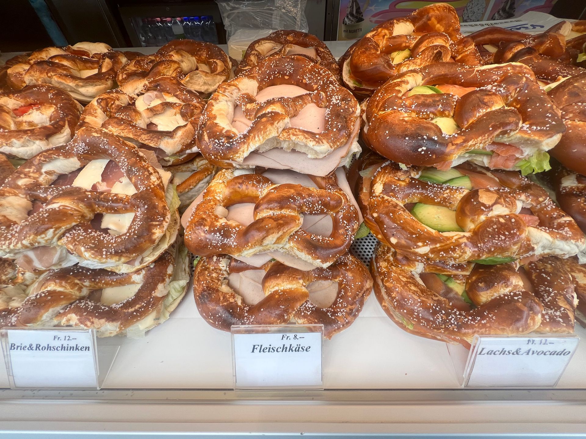 Auf einem Tisch sind mehrere Brezeln übereinander gestapelt.