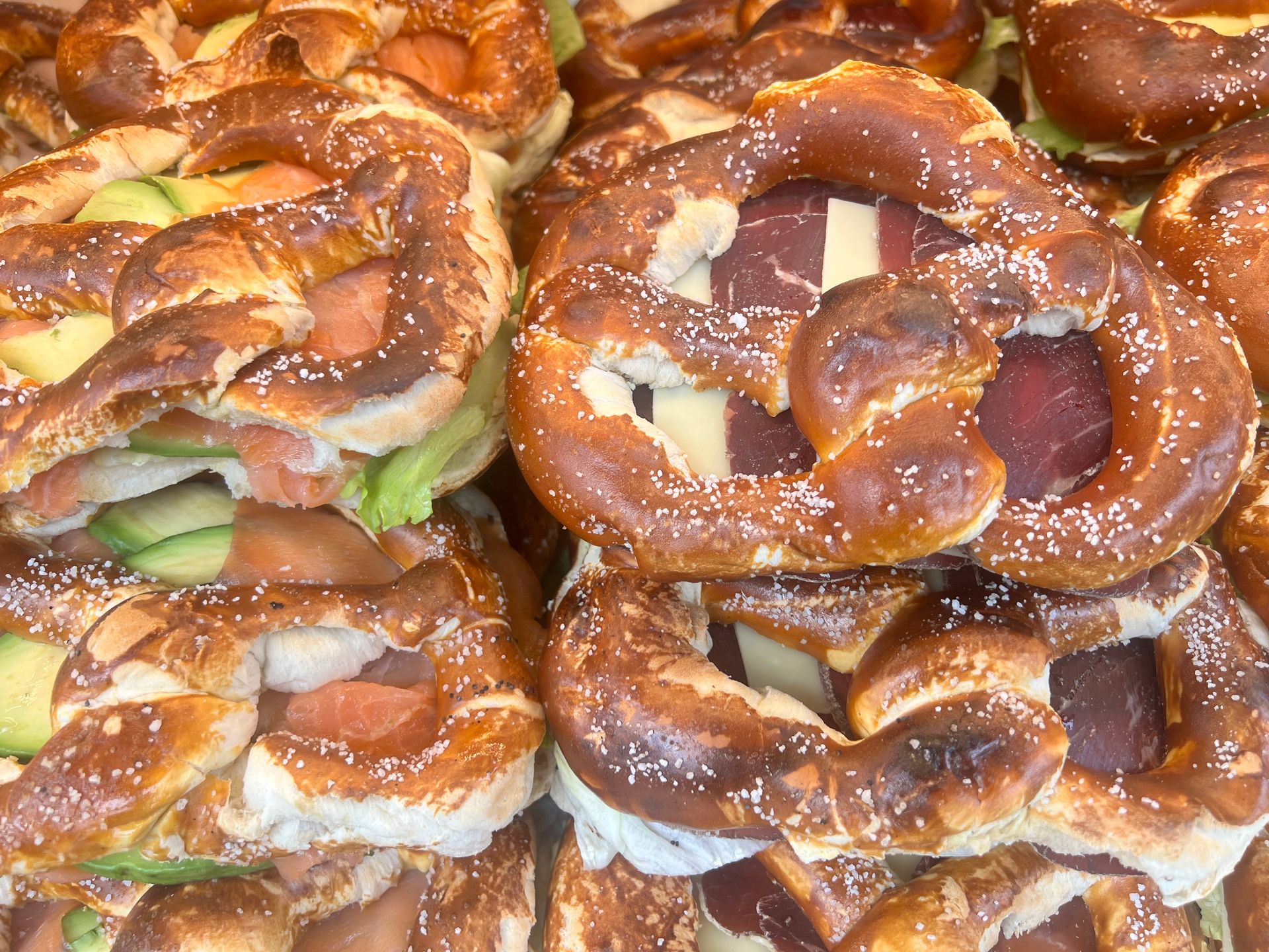 Ein Haufen Brezeln, die auf einem Tisch übereinander gestapelt sind.