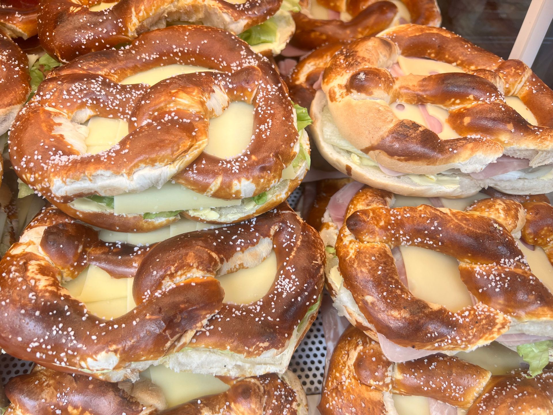 Ein Haufen Brezel-Sandwiches übereinander gestapelt