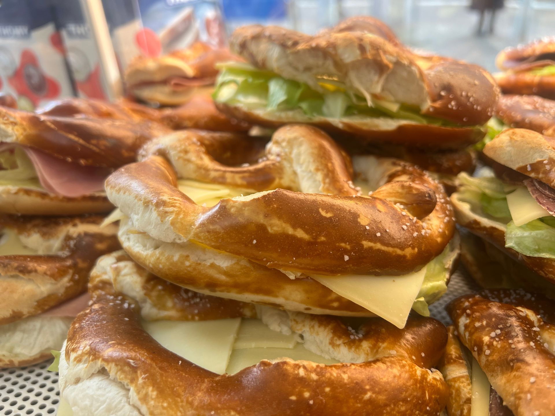 Eine Nahaufnahme einer Brezel mit einem Sandwich darauf.