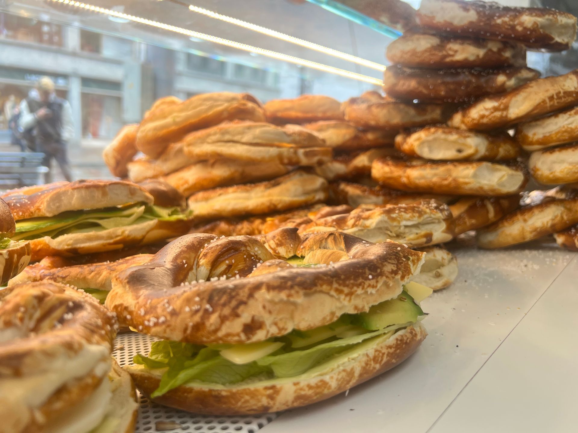 Auf einem Tisch sind mehrere Brezeln übereinander gestapelt.