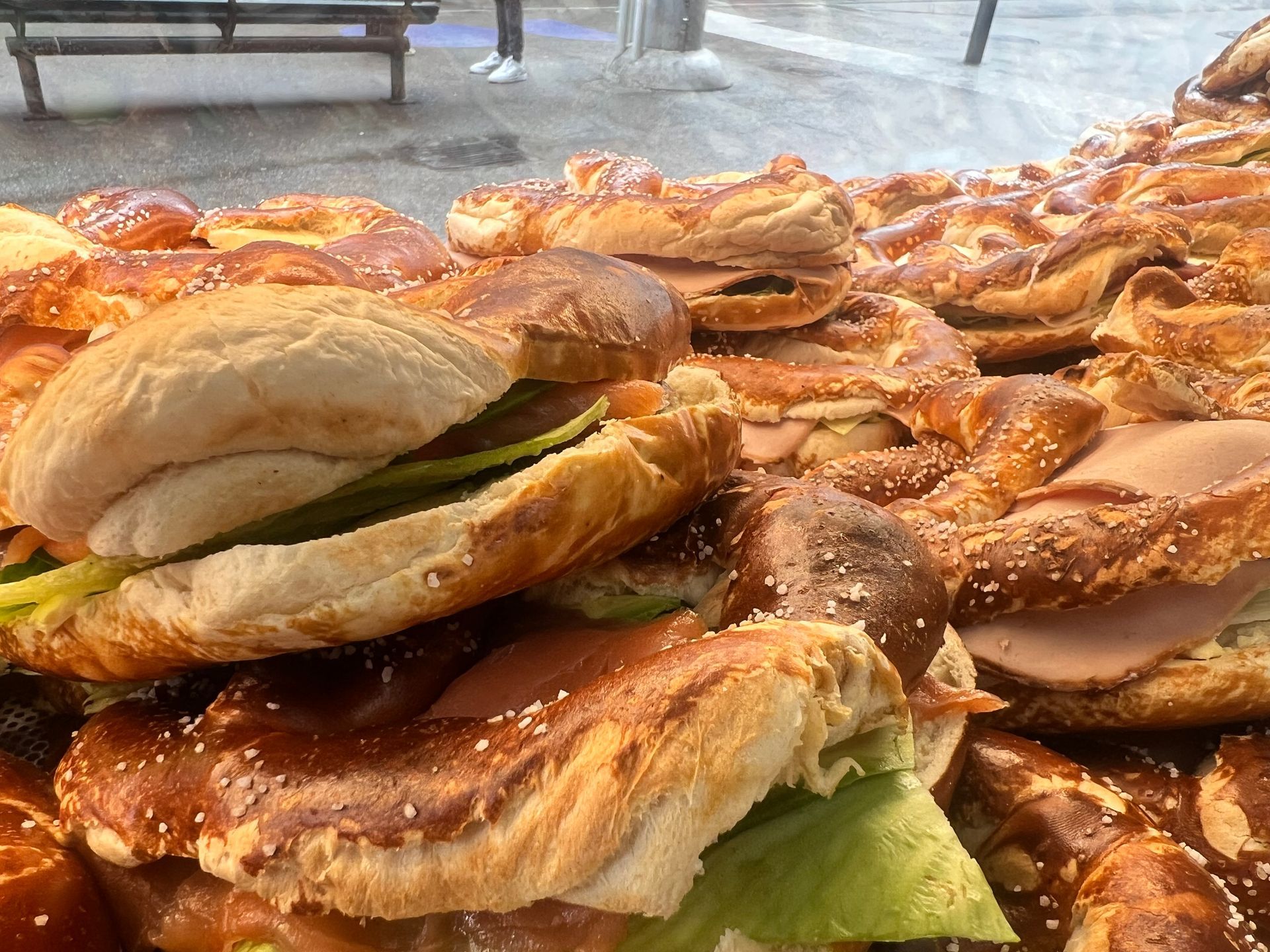 Auf einem Stapel Brezeln liegt ein Sandwich.