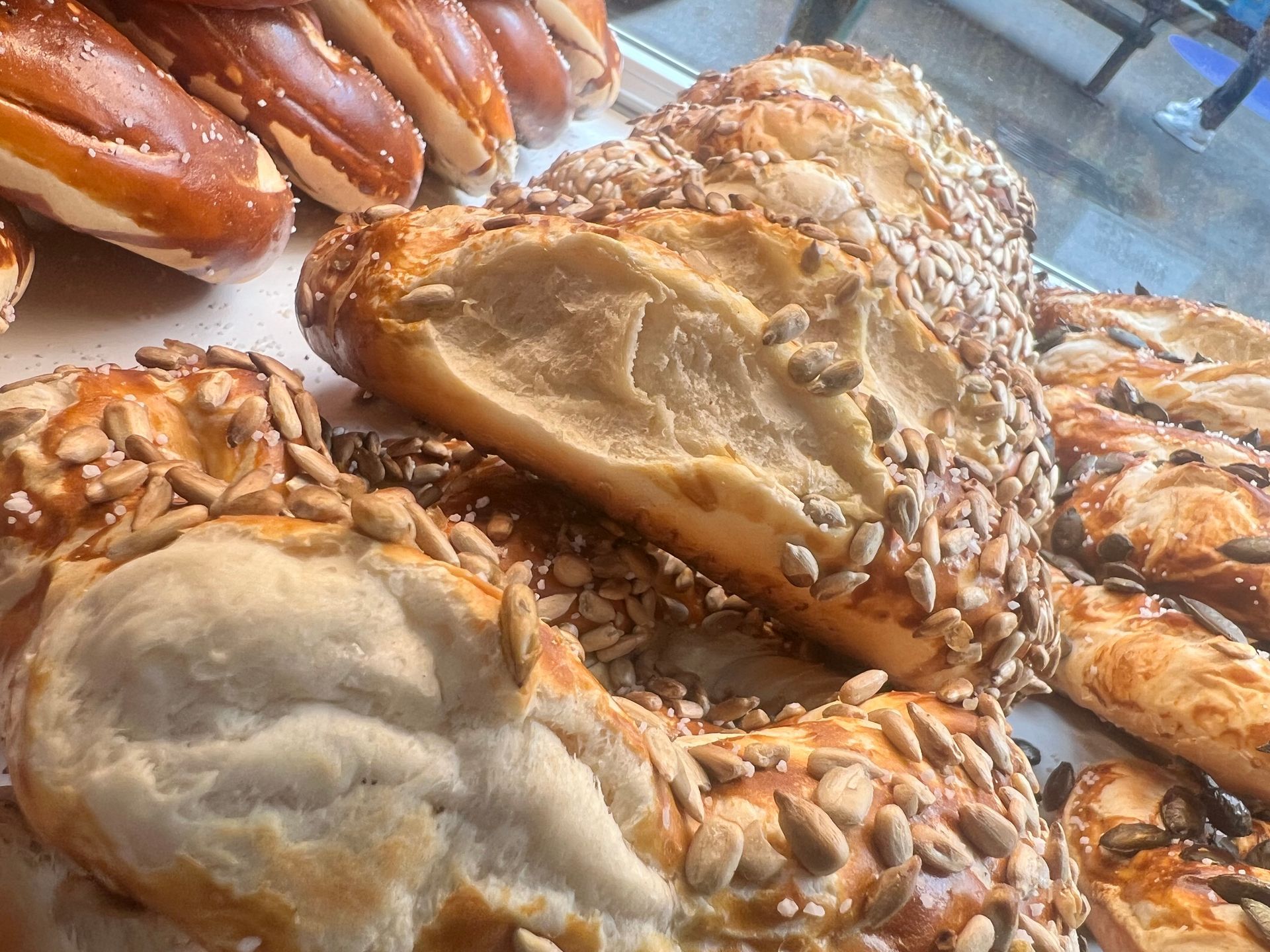 In einer Bäckerei liegt ein Stapel Gebäck auf einem Tisch.