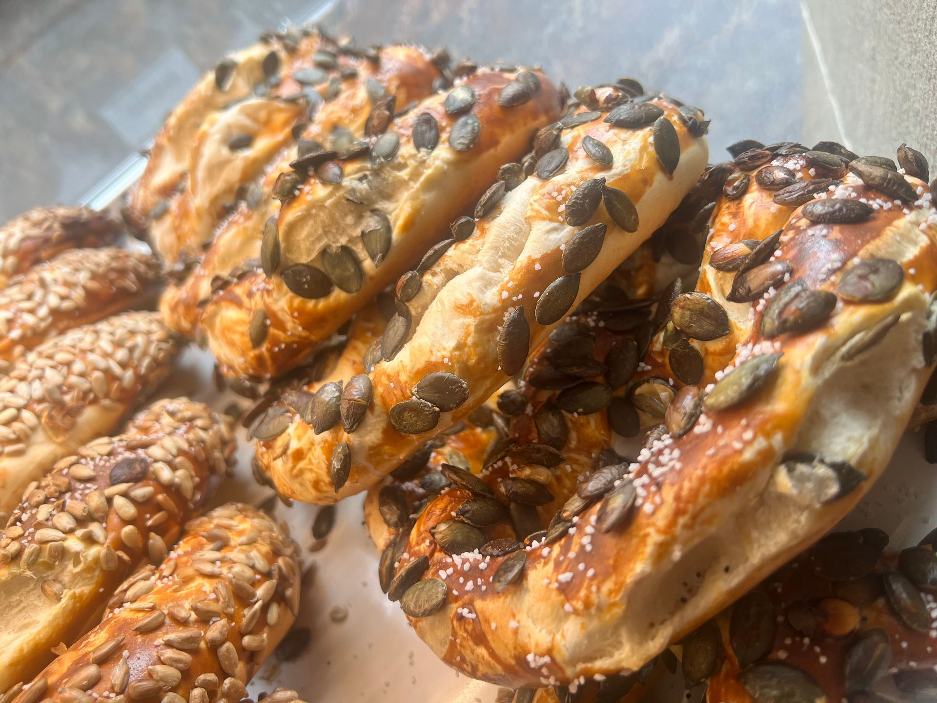 Eine Nahaufnahme von einem Haufen Gebäck mit Kürbiskernen darauf.