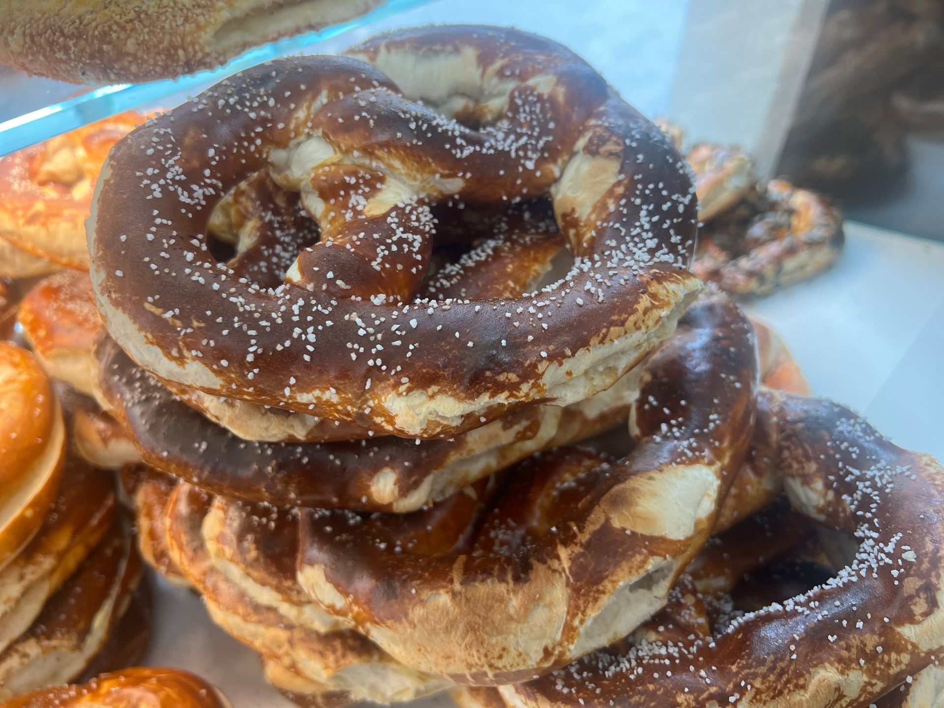 Auf einem Tisch liegt ein Stapel Brezeln übereinander.