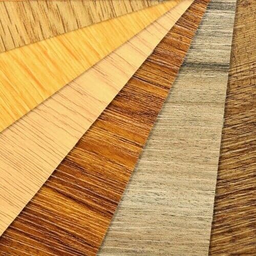 Amostras variadas de grãos de madeira em vários tons de marrom e bege, dispostas em formato de leque para comparação.