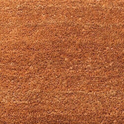 Capacho de fibra de coco marrom, vista de perto. Textura de fibras grossas, marrom-claras.