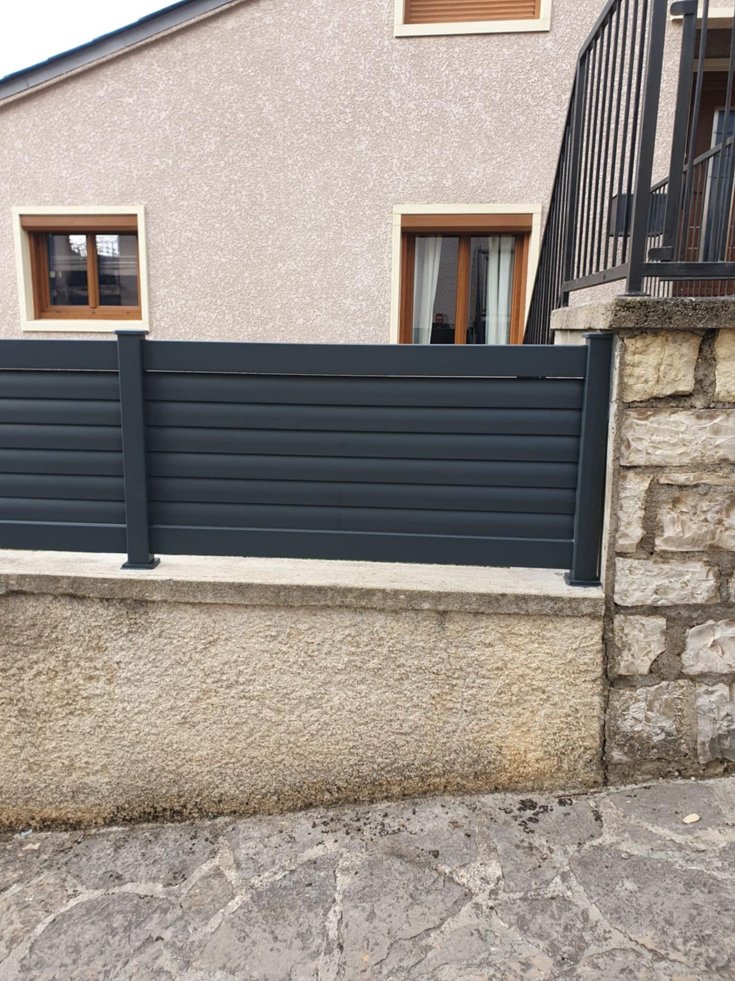 Clôture en aluminium.