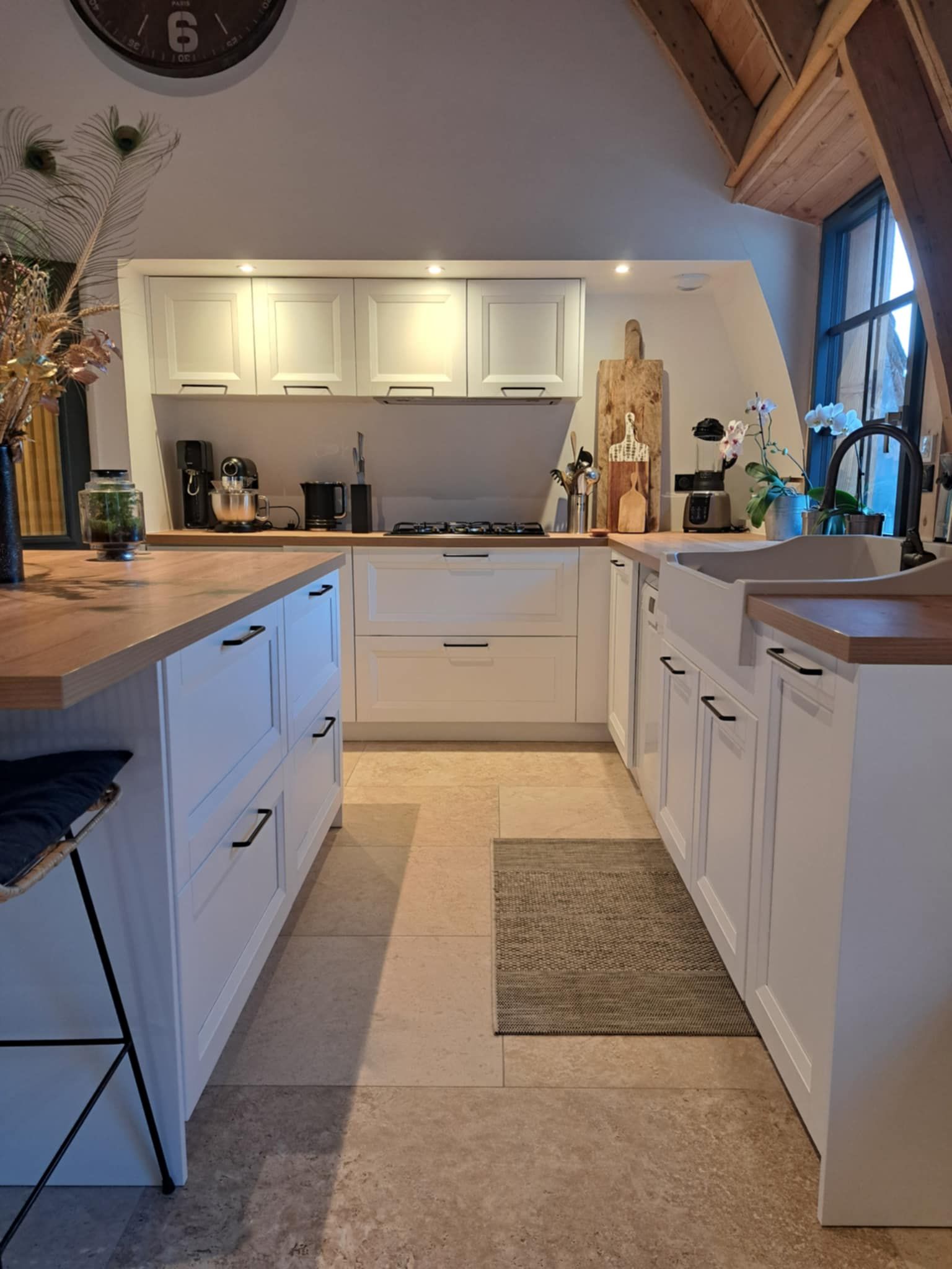 Cuisine avec plusieurs tiroirs blancs.