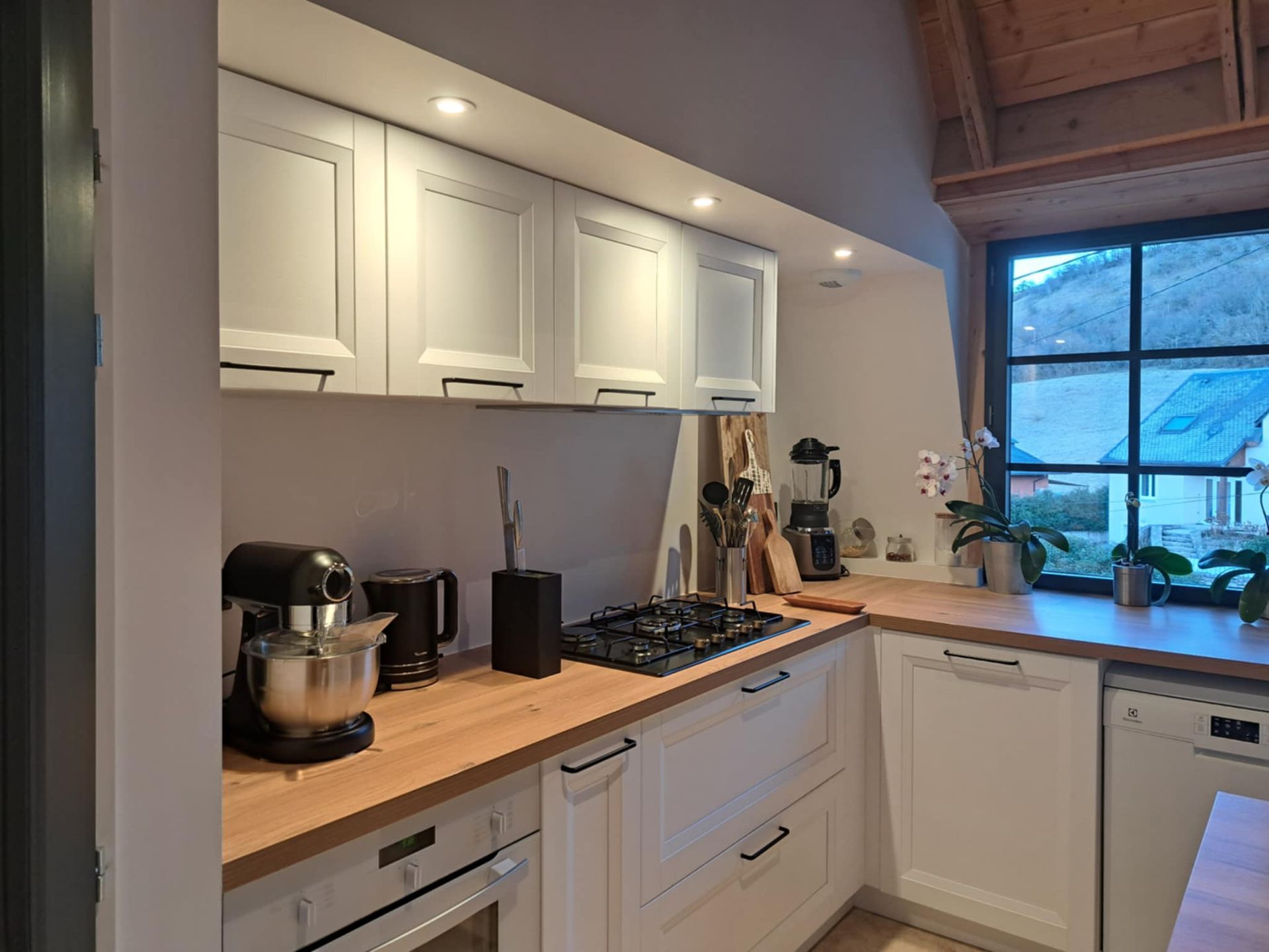 Cuisine avec plan de travail en bois.