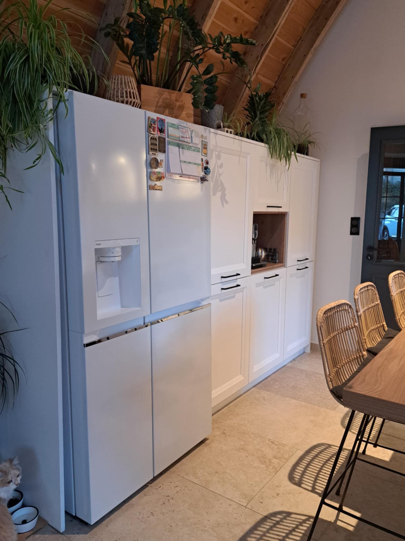 Meubles de cuisine blancs.