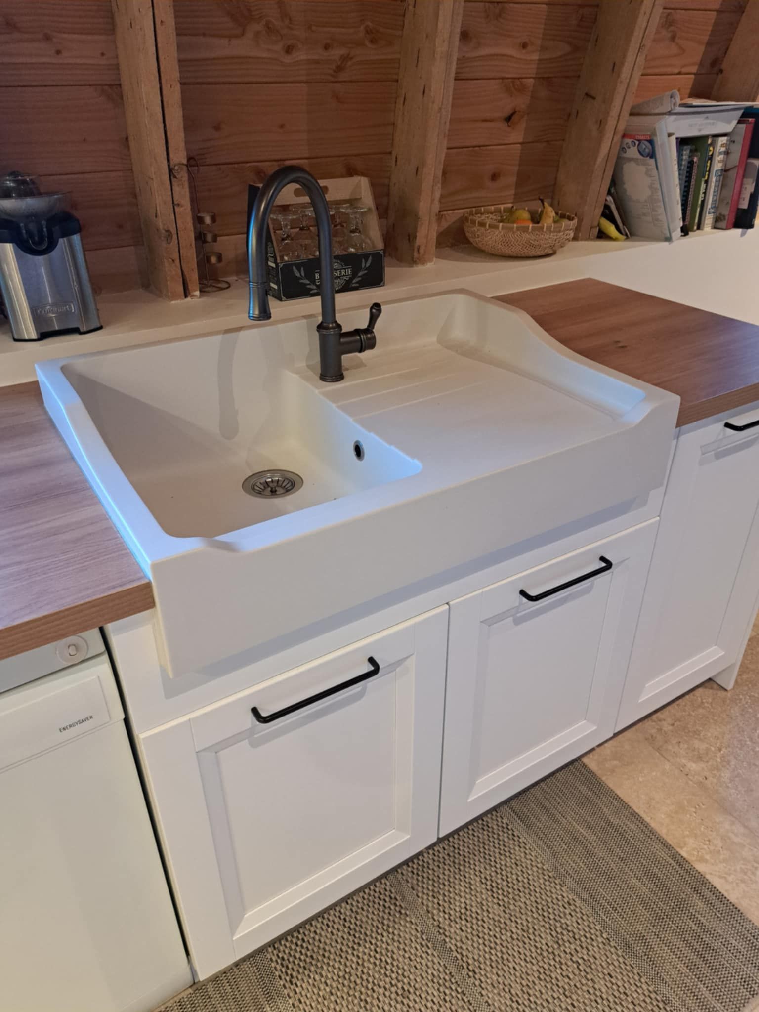 Grand évier de cuisine.