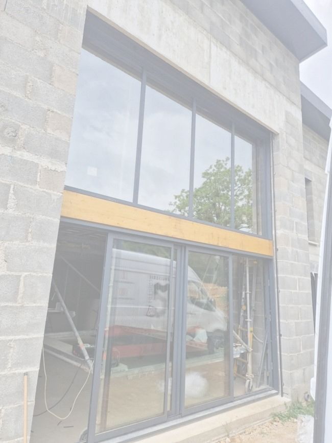 Maison avec des menuiseries.