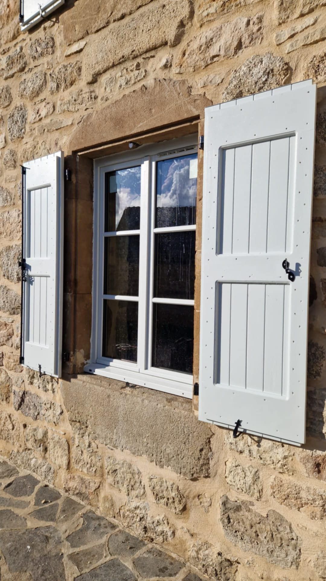 Pose de volets blancs.