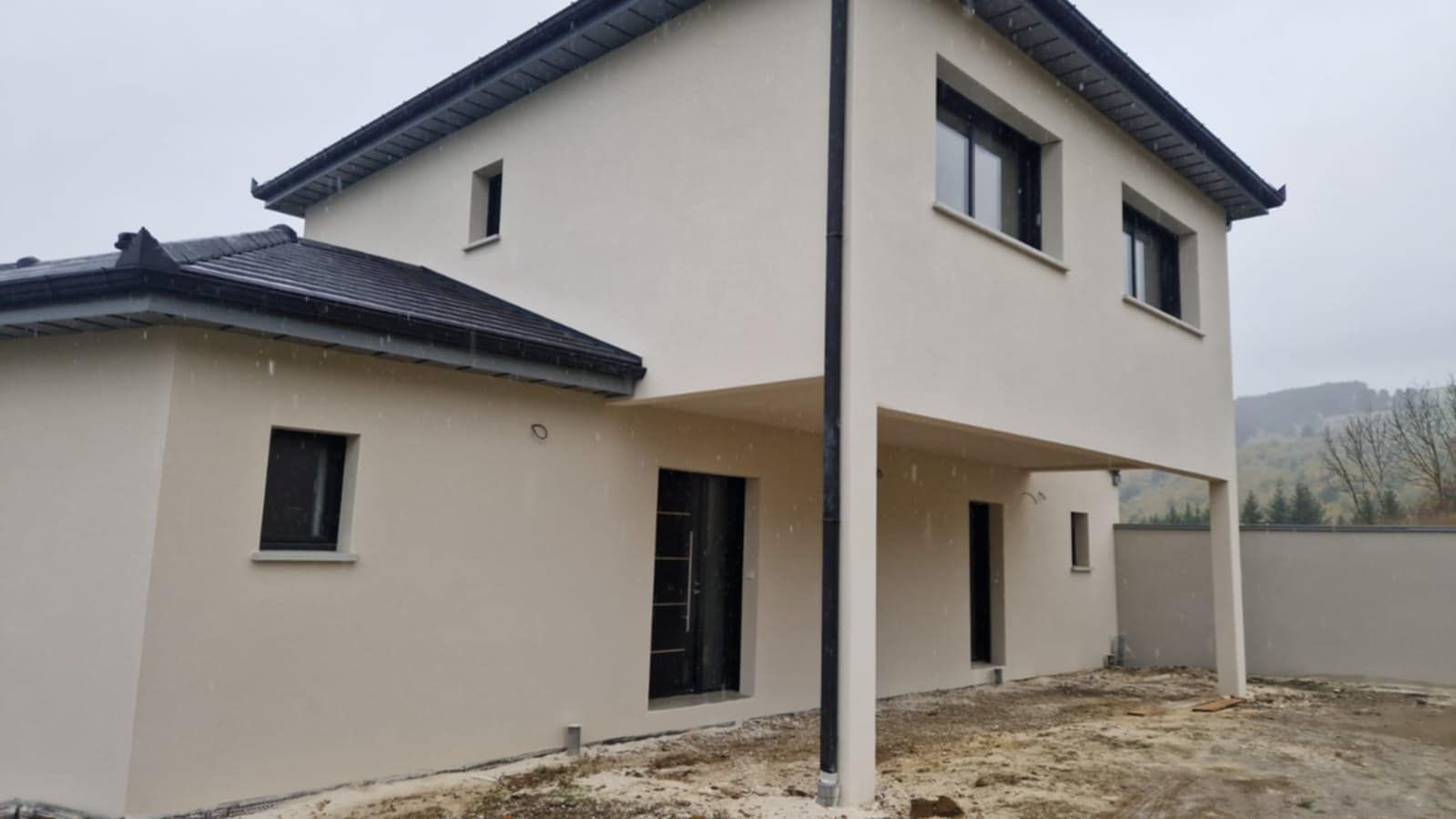 Pose de menuiseries sur une maison neuve.