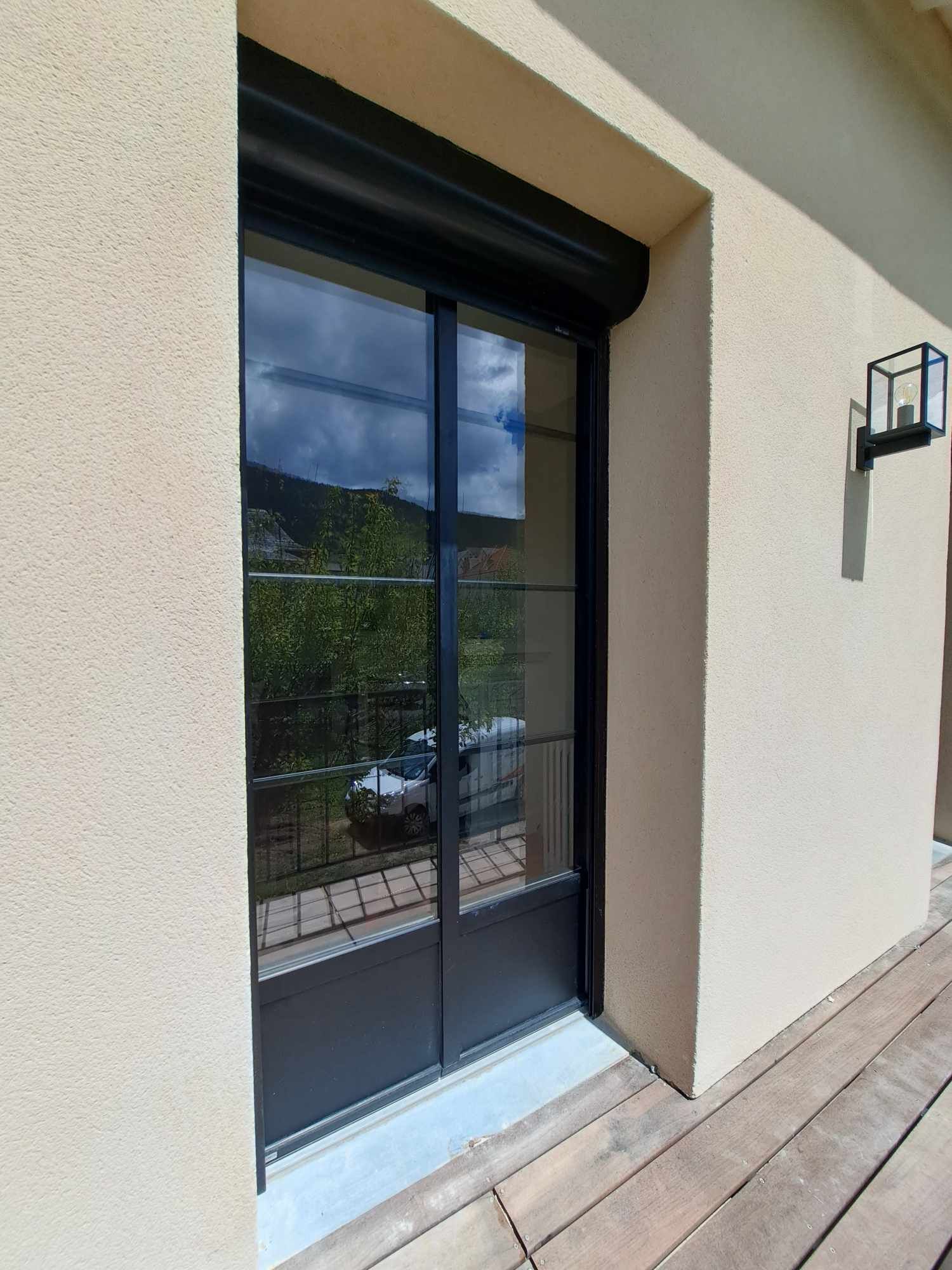 Porte vitrée avec cadre noir.