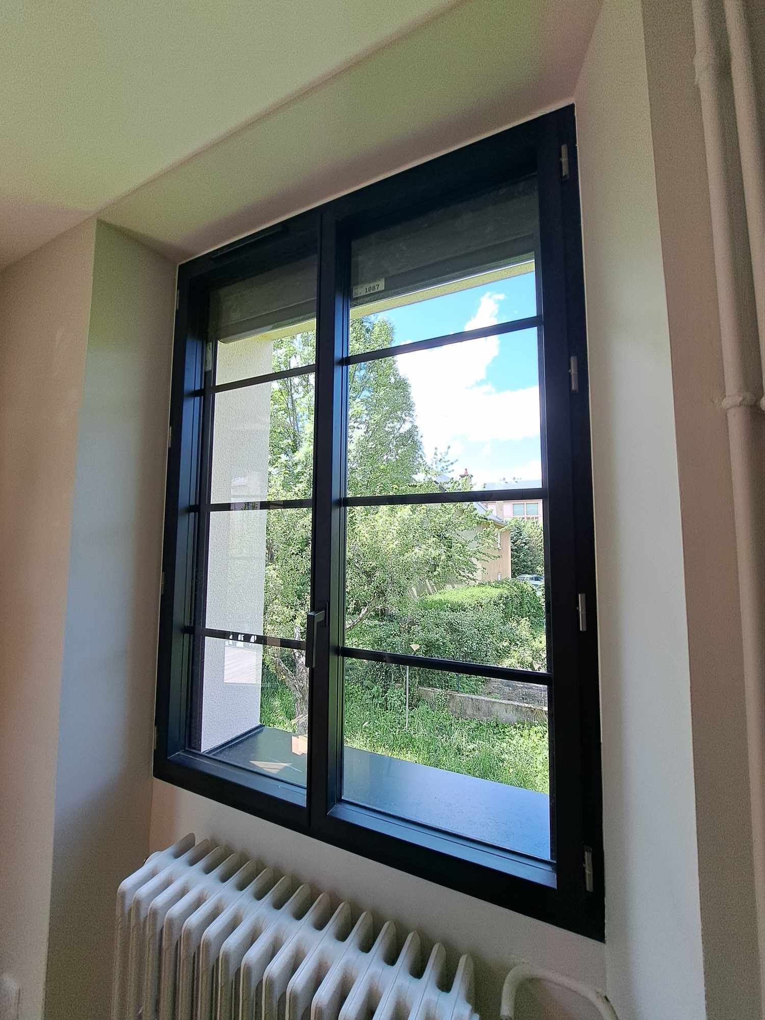 Fenêtre au cadre noir.