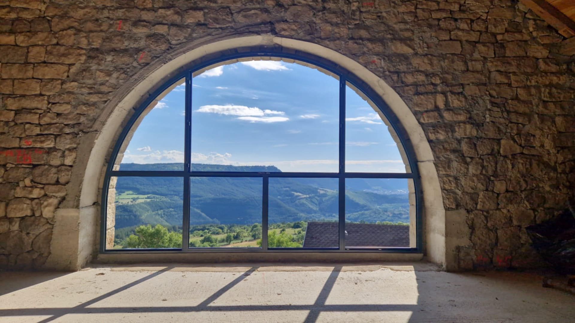 Grande baie vitrée arrondie.